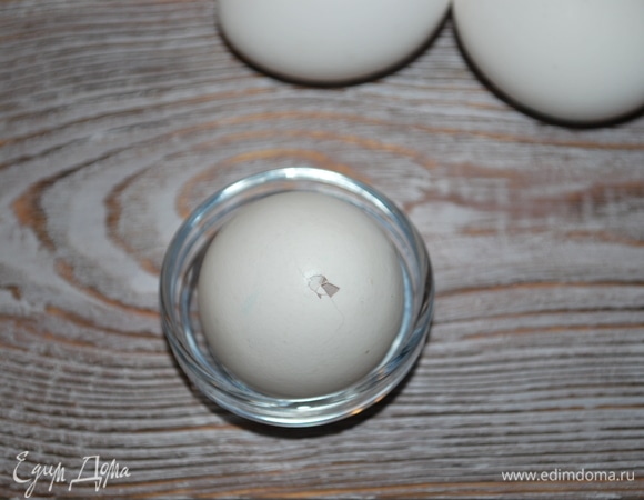 Одно отверстие сделать толще и выдуть содержимое яйца, чтобы осталась одна скорлупа. Промыть и высушить все яйца. То же самое сделать с перепелиными яйцами.