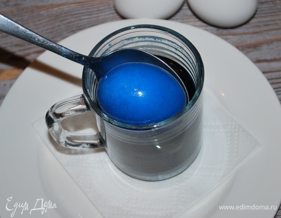 Покрасить яичную скорлупу краской, которая вам больше всего нравится.