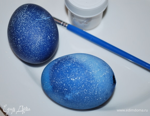 Кисточку окунуть в белую гуашь и побрызгать на яичную скорлупу, я делала в раковине.