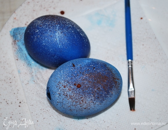 Когда белые брызги подсохнут, побрызгать коричневой краской. Дать высохнуть.