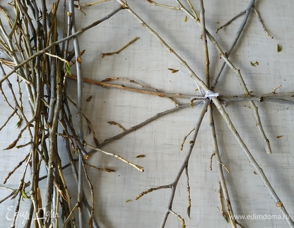 Из веток я сделала гнездо.