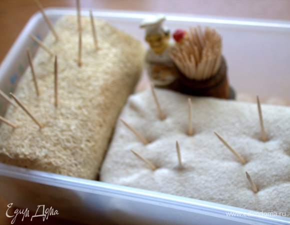 Для фиксации украшений я соорудила такую коробку с мочалками и зубочистками.