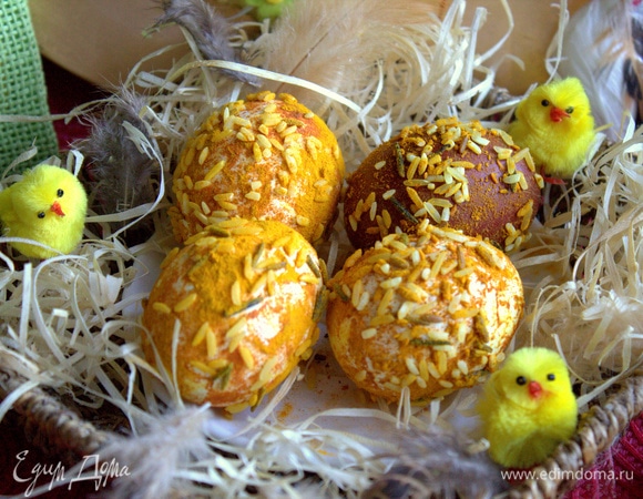 Яйца быстро сохнут. Переносим в корзинку или тарелку для подачи.