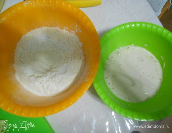 Растворить дрожжи в теплой воде, добавить 1 ст. л. муки. Оставить в теплом месте на 10 минут.