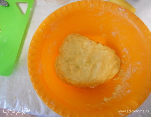 Муку просеять в миску. В середине сделать углубление и ввести туда дрожжевую смесь, добавить соль и сахар. Перемешать. Оставить в теплом месте на 30 минут. Взбить яйца. Сыр натереть на мелкой терке.