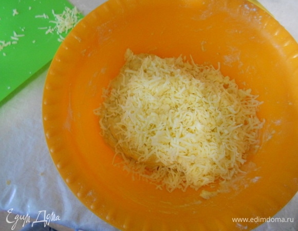 В тесто добавить яйца, сыр, вымесить и оставить подходить еще на 20–25 минут.