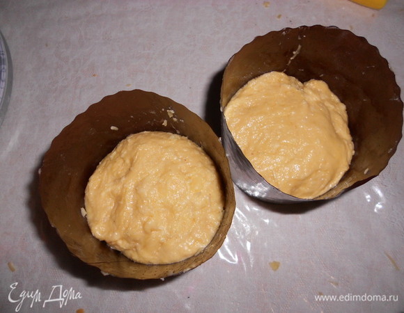 Затем ввести растопленный смалец, вымесить. Тесто будет липким. Разложить по формочкам (можно использовать формочки для кулича). Прикрыть формочки полотенцем и оставить подходить, пока тесто полностью не поднимется.