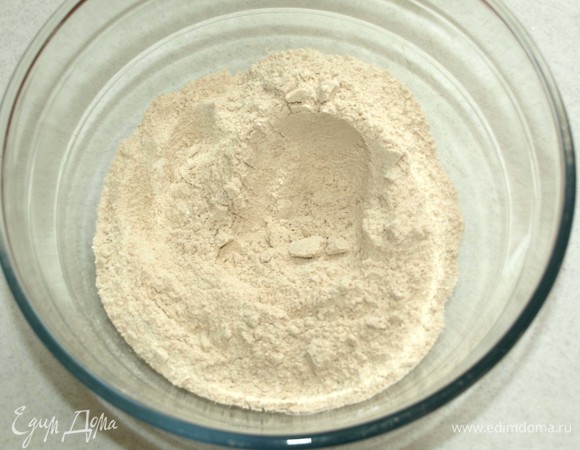 Духовку разогреть до 180°C. Все продукты должны быть комнатной температуры. Кокосовое масло растопить (оно не должно быть горячим) или заранее достать из холодильника, и оно само растает. Муку просеять, добавить соль, разрыхлитель, ваниль и перемешать.