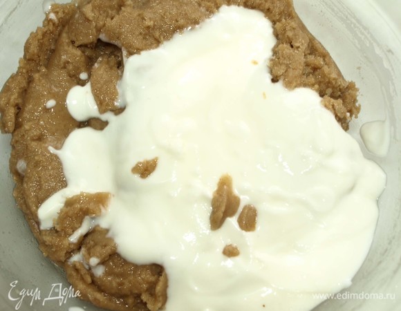 Добавляем йогурт и перемешиваем. Йогурт можно добавить вместе с сиропом и маслом.