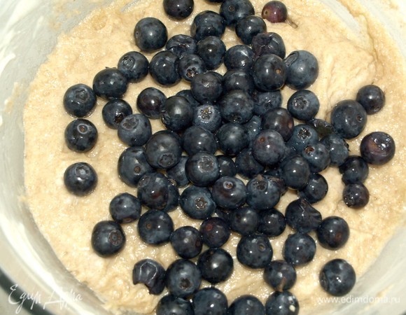Голубику заранее промыть и дать стечь воде. Добавляем голубику и аккуратно вмешиваем ее в тесто.