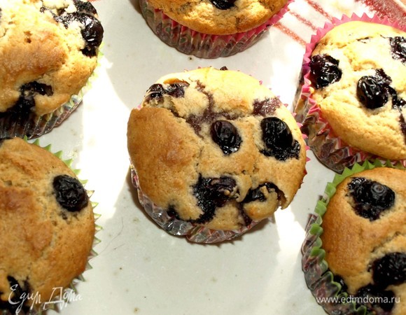 Достаем готовые маффины, выкладываем на блюдо и даем остыть.