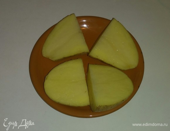 Разрезаем картошку пополам и потом еще раз пополам (так удобнее резать ее дальше).