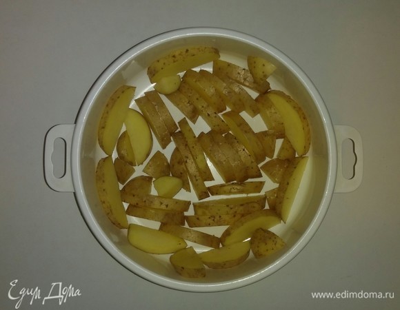 Затем берем каждую часть разрезанной картошки. Режем ее дольками 5 миллиметров толщиной (не больше, так как не пропечется) и кладем в отдельную емкость.