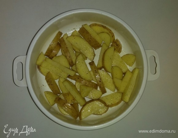 В емкость к нарезанной картошке добавляем соль, специи и масло. Все хорошо перемешиваем.