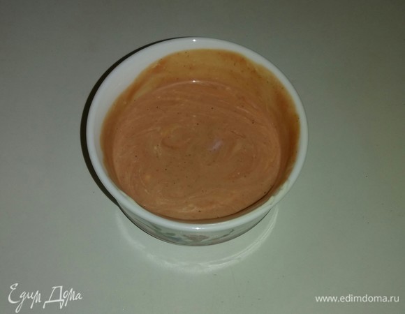 Смешиваем вместе протертые помидоры (пассату), майонез и приправу для салатов. Это будет соус для шаурмы.