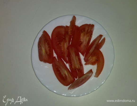 Помидор режем тонкими дольками.