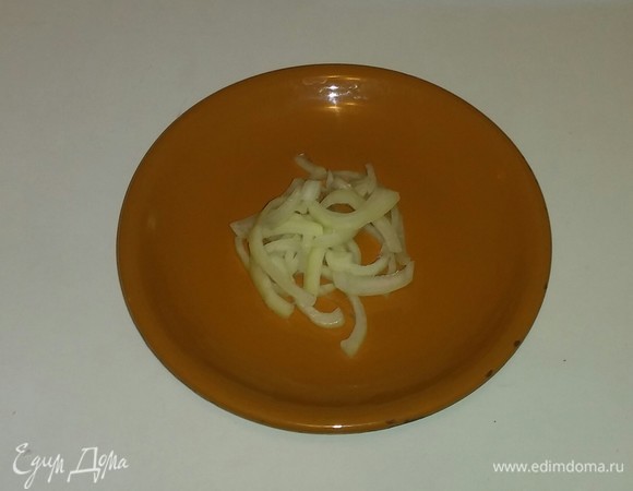 От луковицы отрезаем 2 кружочка и разбираем лук руками. Если вы любите, чтобы было остро, то нарежьте больше лука.