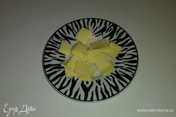 Плавленый сыр режем мелкими квадратиками.