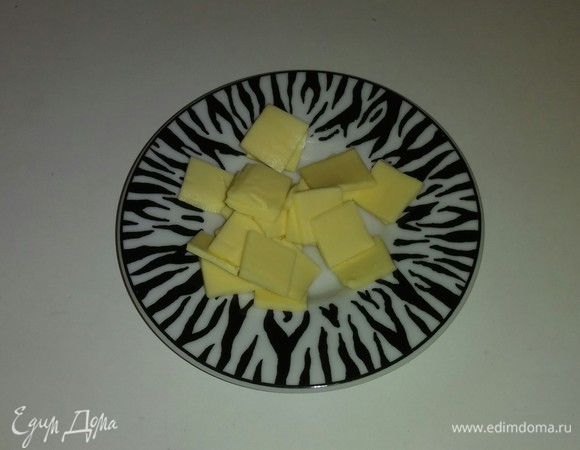 Плавленый сыр режем мелкими квадратиками.