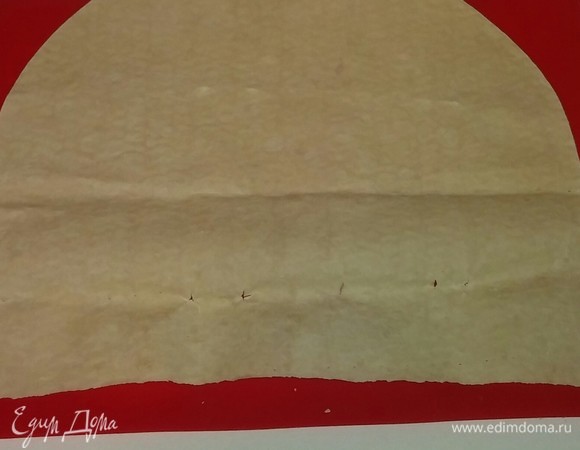 Разрезаем лист лаваша пополам.