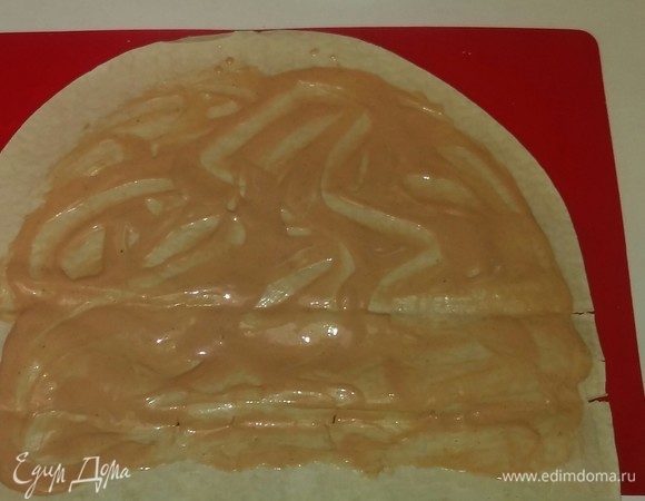 Берем одну часть лаваша и смазываем ее соусом. Со второй частью лаваша поступаем так же.