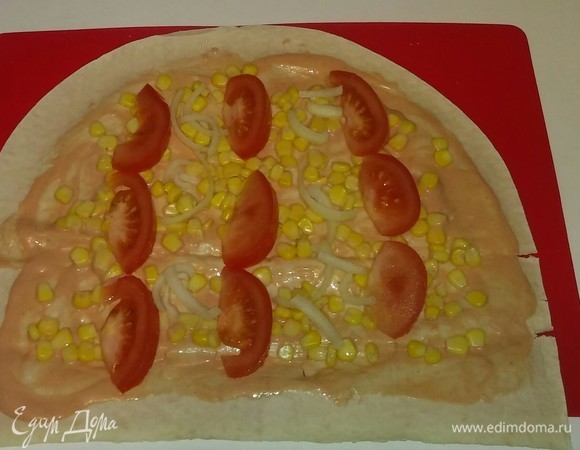 Выкладываем на кукурузу часть помидоров и лука. Со второй частью лаваша поступаем так же.