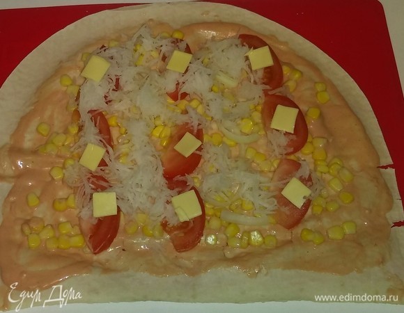 Теперь выкладываем поверх овощей кусочки плавленого сыра. Со второй частью лаваша поступаем так же.