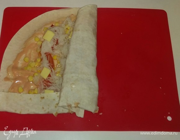 Затем сворачиваем лаваш (вернее его половину) в рулет. Со второй частью лаваша поступаем так же.