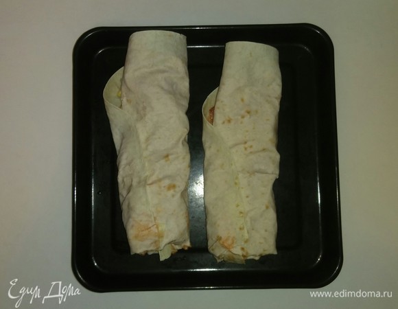 Когда обе половины лаваша подготовлены, то достаем противень, на котором будем готовить. Кладем на противень овощные заготовки шаурмы и ставим его в предварительно разогретую до 185°C духовку на 7 минут. Приятного аппетита!