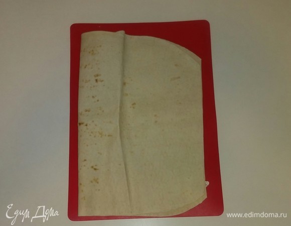 Складываем лаваш и отрезаем у него закругленные части.