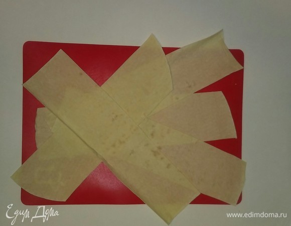 Затем разрезаем лист лаваша на 5 равных полосок.