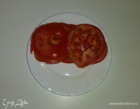 Помидор режем тонкими кружочками.