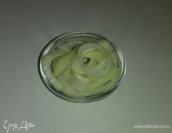 От луковицы отрезаем 5 кружочков лука и распушаем их руками.