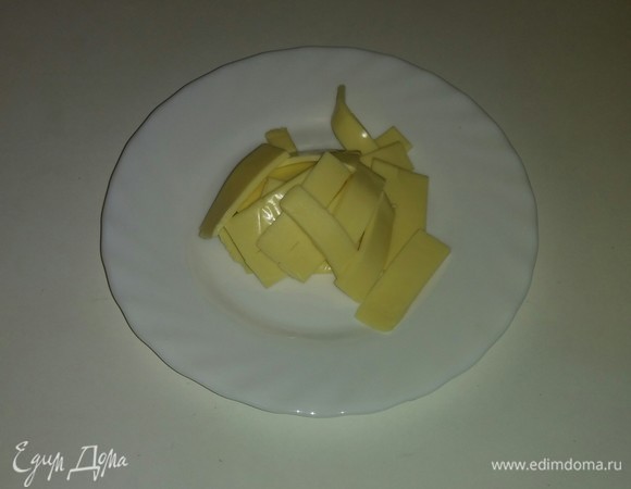 Сыр режем тонкими полосками и потом эти полоски разрезаем еще раз пополам.