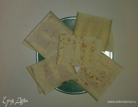 В итоге получается 5 таких вот бутербродов. Берем противень, на котором будем готовить, и кладем на него бутерброды. Разогреваем духовку до 185°C и ставим в нее противень на 5 минут. Приятного аппетита!