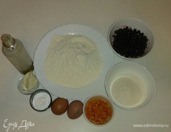 Собираем вместе все необходимые ингредиенты. Я использую для приготовления кекса апельсиновые цукаты, они у меня уже готовые. Но вы можете использовать тонко срезанную кожуру апельсина, только тогда нужно еще взять 50 грамм сахарного песка. Ягоды черной смородины у меня хранятся в морозилке, и поэтому перед началом приготовления их нужно разморозить при комнатной температуре.