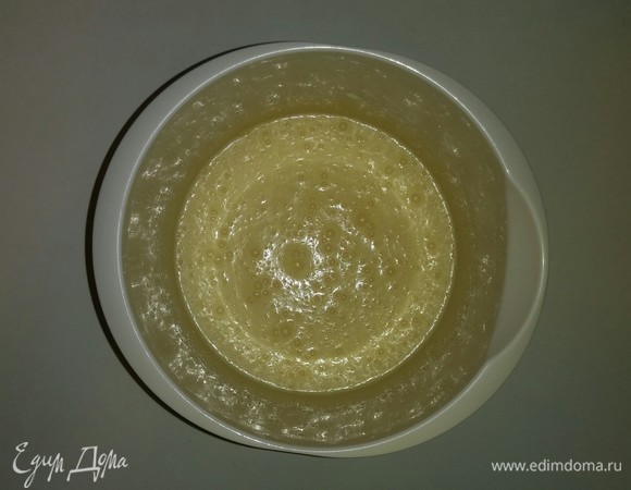 В емкость для взбивания кладем сливочное масло, яйца и сахарный песок. Взбиваем миксером до однородного состояния.