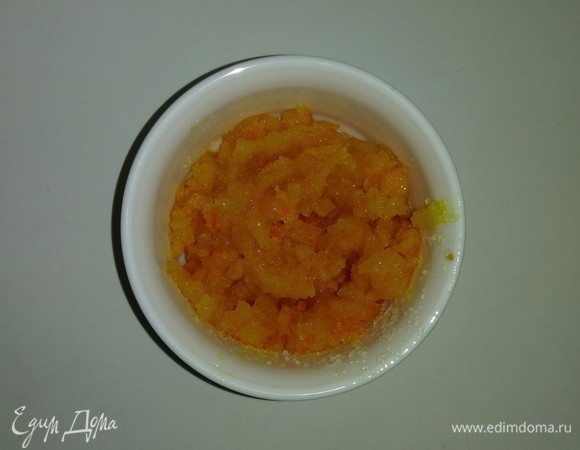В блендере измельчаем апельсиновые цукаты на мелкие кусочки. Если используете срезанную кожуру апельсина, то в блендер также добавьте дополнительные 50 грамм сахарного песка и измельчите их вместе также до состояния мелких кусочков апельсиновой кожуры.