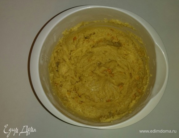 В емкость для взбивания добавляем измельченные апельсиновые цукаты (измельченную с сахаром апельсиновую кожуру), а также просеянную муку. Вымешиваем миксером тесто. Тесто должно быть по консистенции, как густая сметана. Если тесто получилось очень густым, то добавьте еще одно яйцо и еще перемешайте миксером.