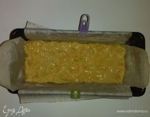 Берем форму, в которой будем печь кекс. Застилаем ее бумагой для выпекания, смазываем оливковым маслом и чуть-чуть посыпаем мукой (для этого в ингредиентах я указала отдельно еще 10 граммов блинной муки). Выкладываем половину теста в форму и разравниваем его.