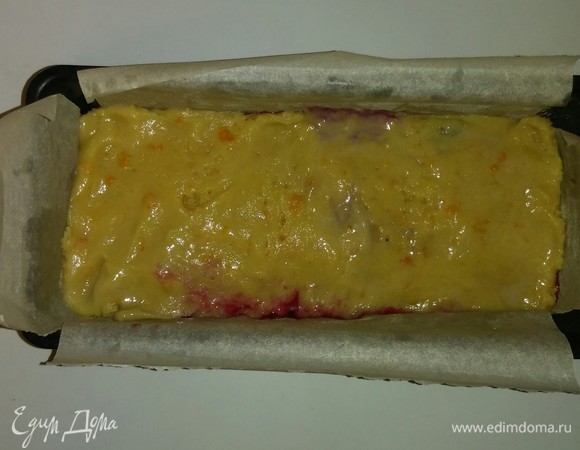 Выкладываем на ягоды черной смородины вторую половину теста и аккуратно его разравниваем. Прищепки, которые держали бумагу, убираем. Разогреваем духовку до 180°C и ставим в нее форму с кексом на 1 час (время приготовления зависит от духовки). Готовность кекса проверяем щупом для пирога или зубочисткой: если щуп или зубочистка вынимаются из кекса сухими, то значит, кекс готов.