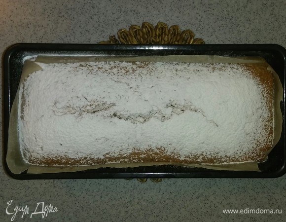 За 10 минут до окончания приготовления достаем форму с кексом из духовки и посыпаем его сахарной пудрой. Ставим обратно в духовку выпекаться до конца. Когда кекс испекся, достаем его из духовки и минут 5 остужаем при комнатной температуре прямо в форме.