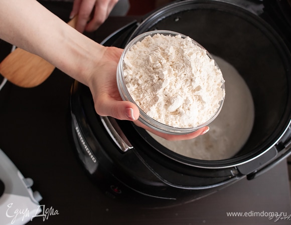 Первым делом закроем форточку и включим духовку на 130°C. Пусть, пока мы готовим, греется сама и греет кухню. Готовим опару: 250 мл молока вскипятить, высыпать 250 г муки и сделать заварку.