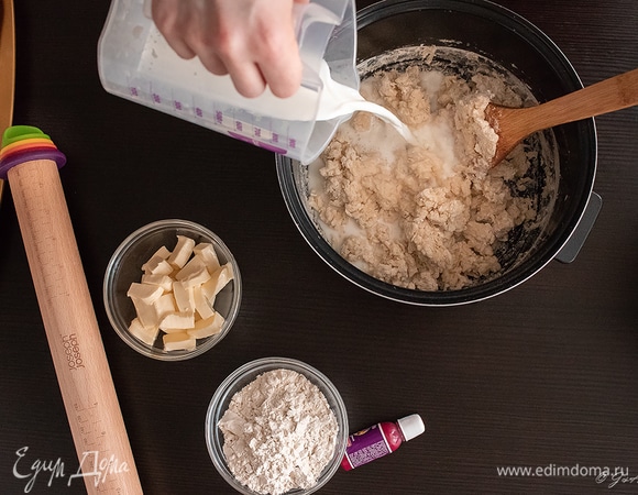 Вымешать лопаткой, чтобы мука и молоко полностью соединились. В горячую массу вылить остатки холодного молока, перемешать, остудить массу до 40°C.