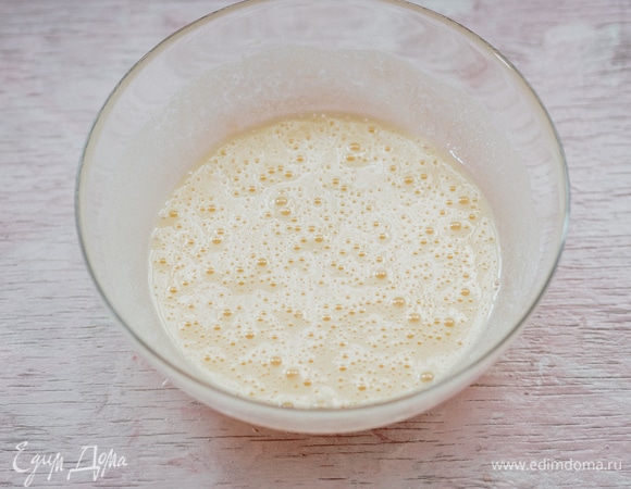 Все продукты должны быть комнатной температуры. Взбиваем яйца с сахаром в пышную массу, пока она не увеличится в объеме и не станет светлее.