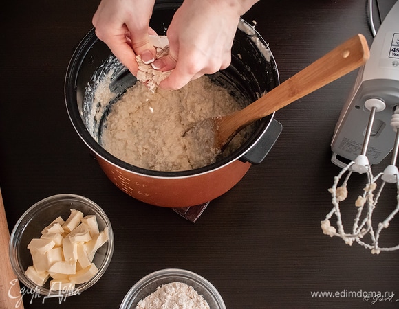 Раскрошить в нее живые дрожжи. Смешать и поставить на расстойку в теплое место на 35 минут. У меня это мультиварка, режим «Мультиповар», 35°C.