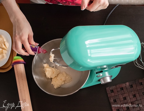 Пока опара подходит, приготовим кракелин — цветное хрустящее тесто для декора. Мягкое масло растереть с сахаром. Добавить краситель.