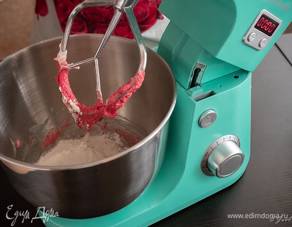 Высыпать муку и замесить тесто по консистенции, как пластилин.