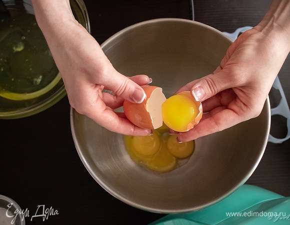 Опара готова. Она не выглядит пышной, но внутри буквально пронизана пузырьками. Отделить белки от желтков. Желтки взбить с сахаром до пышной белой массы.