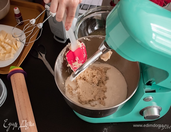 Выложить в желтки опару. Перемешать.